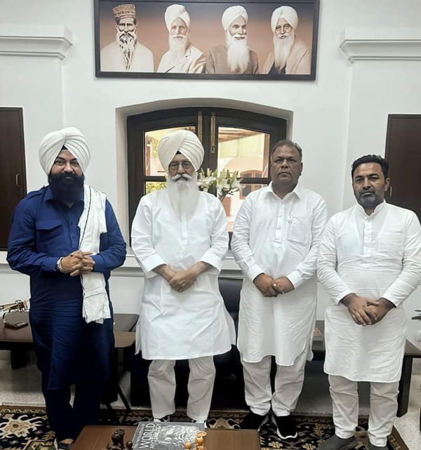 Garhi took blessings from Dera Beas chief